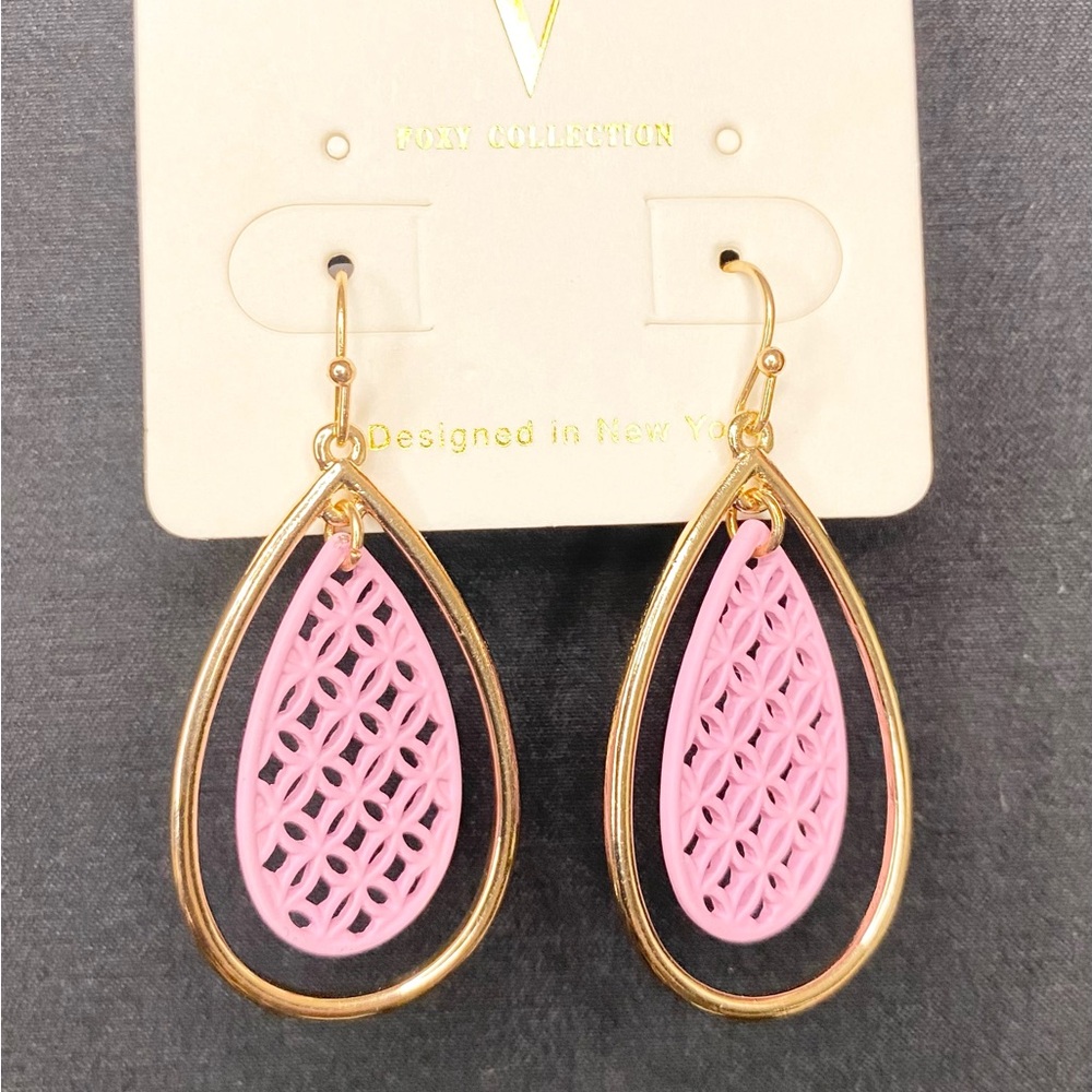 Pink and gold teardrop dangle earrings.